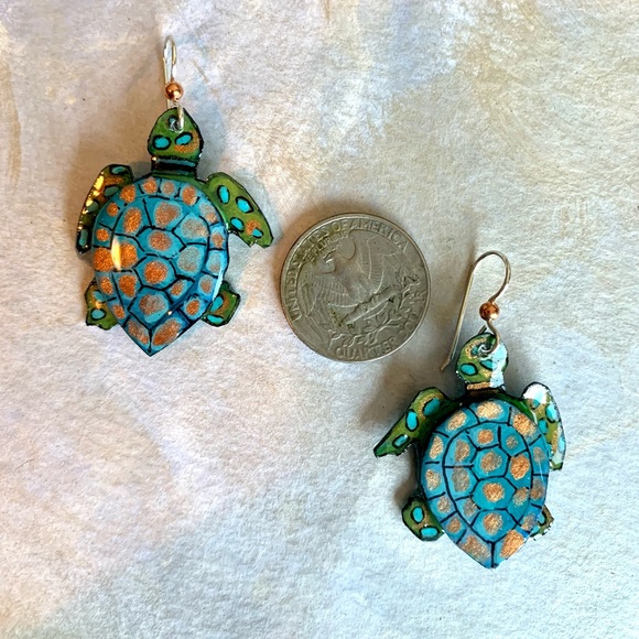 Handpainted sea turtle earrings, three dimensional sterling wires OOAK - Picture 5 of 6